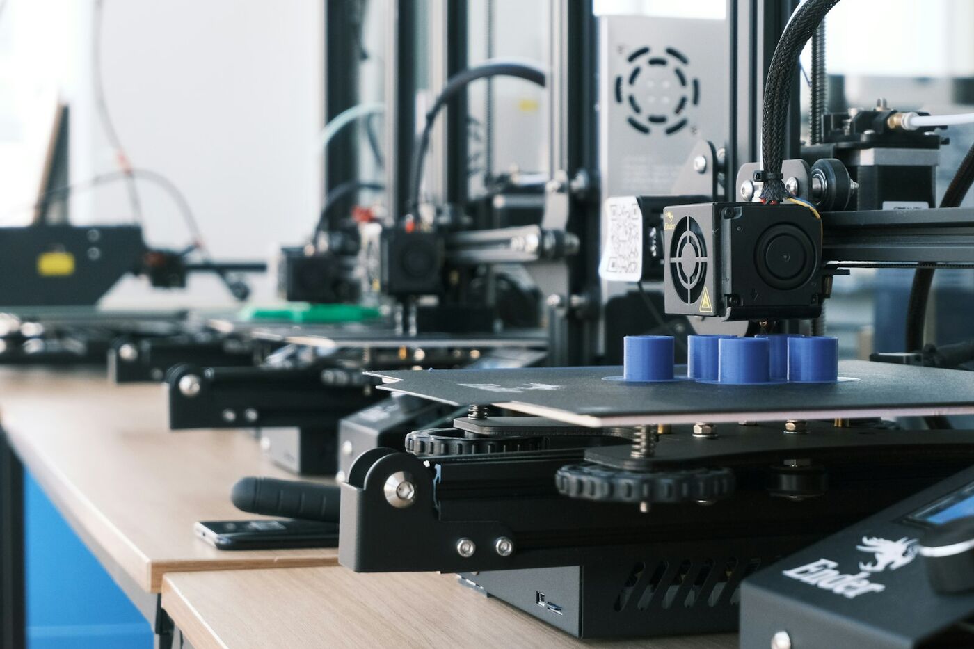 3D-друк на замовлення — ряд 3D-принтерів у роботі